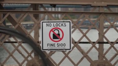 Uyarı işareti Brooklyn Köprüsü'nün geçit üzerinde hiçbir kilit