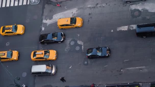 Luchtfoto van het hoge hoek van verkeer langs de 5th Avenue in Manhattan — Stockvideo