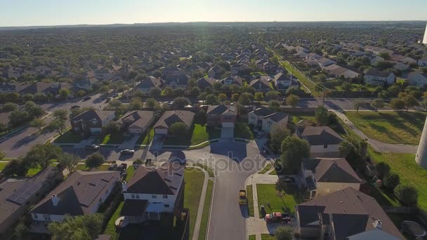 Flyover de ângulo alto diurno do bairro residencial típico do Texas — Vídeo de Stock