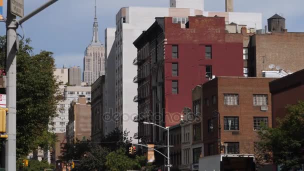 マンハッタンのミッドタウンに典型的な建物のショットを確立する日 — ストック動画