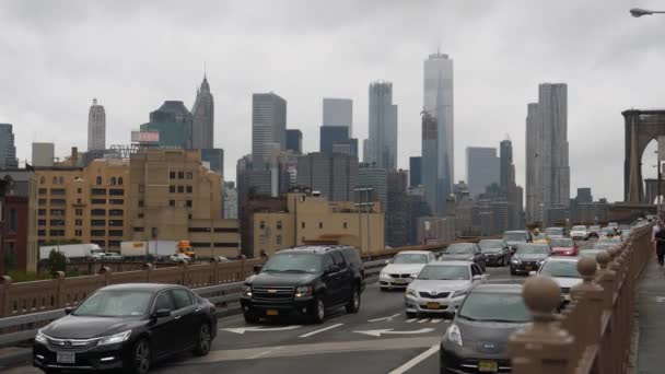 Похмурий день встановлення постріл трафіку на Бруклінський міст — стокове відео