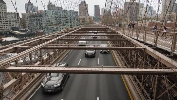 Tag Aufnahme des Verkehrs auf der Brücke von Brooklyn — Stockvideo