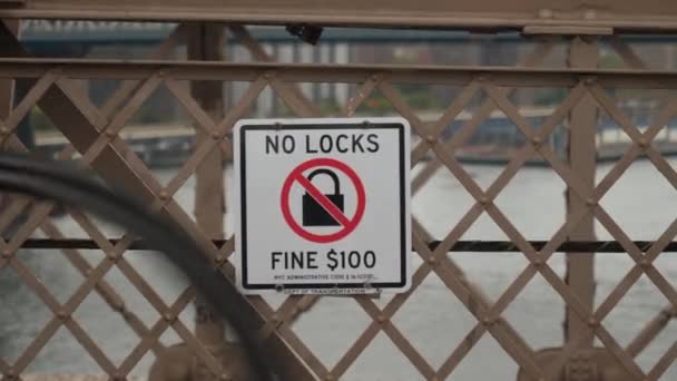 Nessun segnale di avvertimento serrature sulla passerella del ponte di Brooklyn — Video Stock