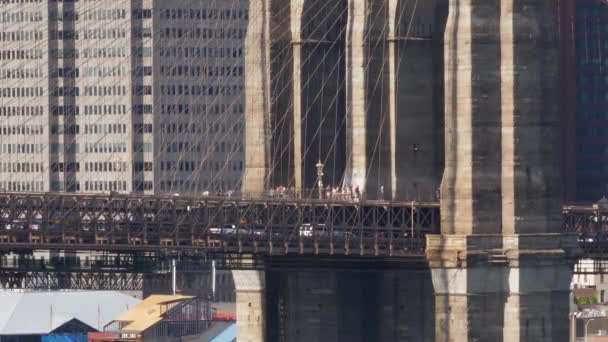 Long Shot View of Tourists and Traffic on Brooklyn Bridge — Stock Video