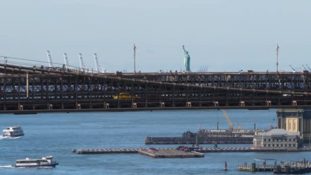 Extreem lange opname weergave van de Brooklyn Bridge en het Vrijheidsbeeld — Stockvideo