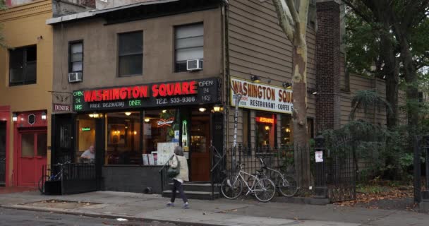 Dia nublado estabelecendo tiro de Washington Square Diner — Vídeo de Stock