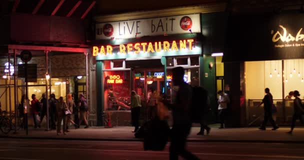 Natt exteriör upprätta skott av Manhattan Bar restaurang — Stockvideo