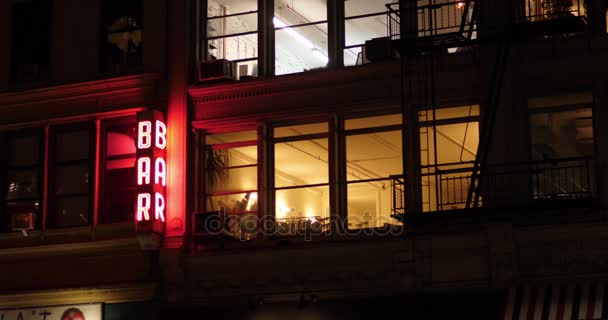 Éjszakai külső létrehozó lövés apartmanok felső Manhattan Bar — Stock videók