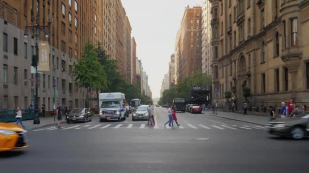 Verkehr und Fußgänger auf Manhattan-Kreuzung und Zebrastreifen — Stockvideo