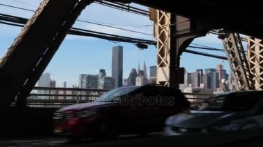 Yolcunun perspektif üzerinde Queensboro Köprüsü sürüş