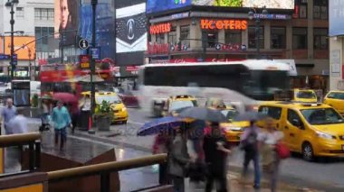 Yayalar ve trafik Penn Station yakınındaki hızlı zaman atlamalı görünümü
