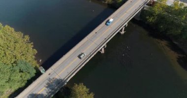Aşırı yüksek açı Connellsville köprüde trafik havadan görünümü