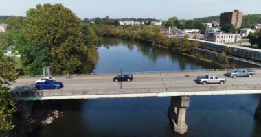 Profil görünümü Trafik memuru Mccray Rob Memorial Köprüsü üzerinde