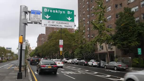 Dopravní míří do brooklynského mostu na zatažené den — Stock video
