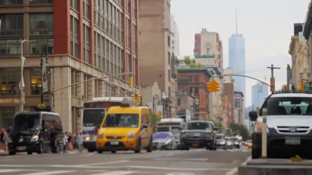 Niski kąt dzień ustalenia strzał w ruchu miejskim Manhattan — Wideo stockowe