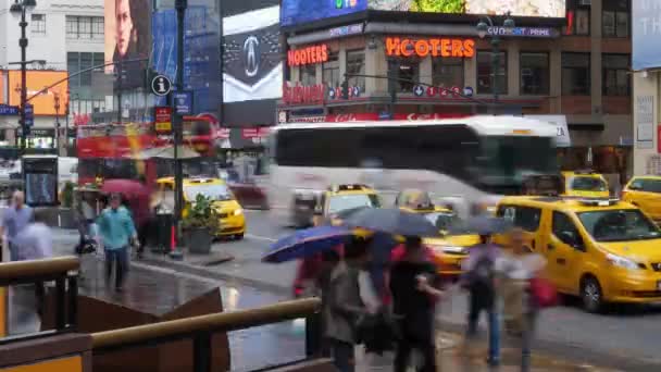 Быстрый взгляд на пешеходов и остановку общественного транспорта — стоковое видео