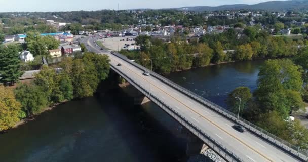 Langsam aufsteigende Luftaufnahme von Connellsville pennsylvania — Stockvideo