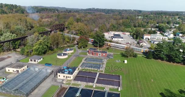 Tag Herbst Luftaufnahme des Zuges in New England Valley — Stockvideo