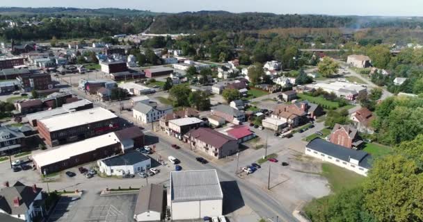 Aerial dzień ustalenia strzał Connellsville Pennsylvania biznesowej dzielnicy — Wideo stockowe