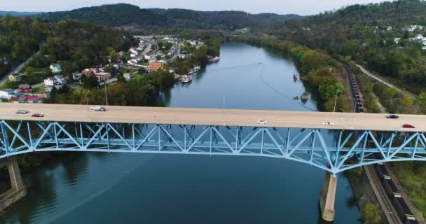 Hoge hoek profiel luchtfoto van Brownsville van Rt 40 Market Street Bridge — Stockvideo