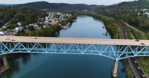 Висока кут профіль пташиного польоту в Brownsville Rt 40 ринок Street Bridge — стокове відео