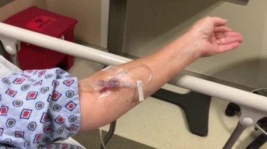 Kadının bir IV hastanede alır.