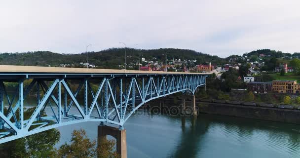 Ascensão aérea estabelecendo tiro do Rt 40 Market Street Bridge — Vídeo de Stock