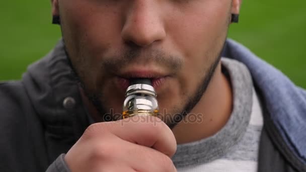 Close-up Shot van Man Vape rook uit neus blazen — Stockvideo