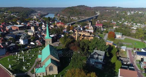 Mañana Exterior Adelante Aérea Establecimiento de Shot of Brownsville Pennsylvania — Vídeos de Stock