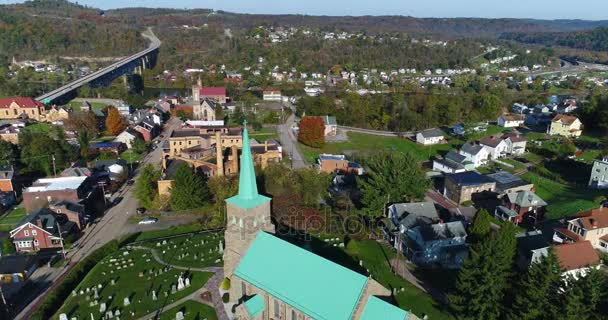 Morgon exteriör omvänd antenn att upprätta skott av Brownsville Pennsylvania — Stockvideo