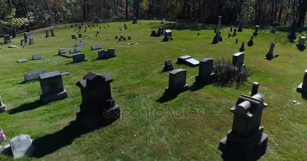 Snabbspolning framåt Flyover gravstenar på kyrkogården — Stockvideo