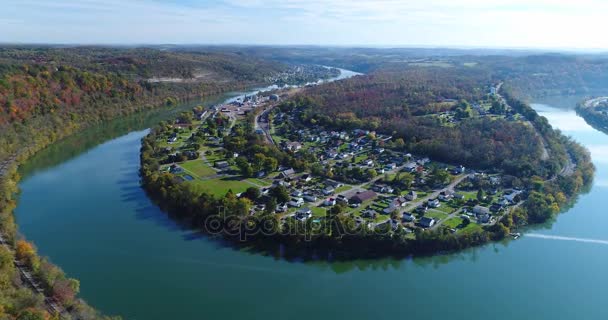 Luchtfoto duw vooruit van de kleine stad van Newell Pennsylvania — Stockvideo