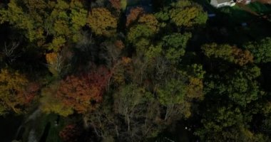 Sonbaharda hava üstgeçidin tipik Pennsylvania mahalleyi eğimli