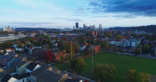 Devagar, subindo ao entardecer tiro aéreo que institui de Pittsburgh Skyline — Vídeo de Stock
