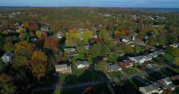 Letecká nadjezdu typické Pennsylvania čtvrť na podzim — Stock video