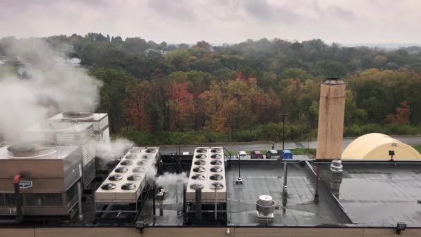 Крыша пасмурного осеннего промышленного здания — стоковое видео