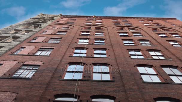 Looking Up at Window Washer on a Tall Building — Stock Video