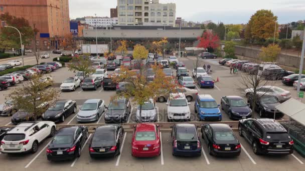 Dia Alto Ângulo Estabelecendo Tiro de Genéricos Grocery Store Estacionamento Lot — Vídeo de Stock