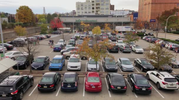 Daytime High Angle Establishing Shot of Wholefoods Supermercado — Vídeo de Stock