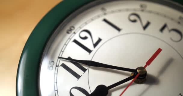 Gros plan sur l'horloge murale de la maison 