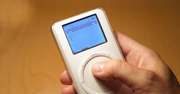 Persoon speelt Breakout spel op oude ipod — Stockvideo