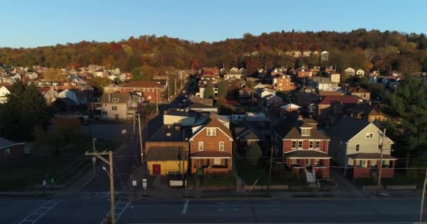 Profiel te bekijken van de typische Pennsylvania kleine stad bij zonsondergang — Stockvideo