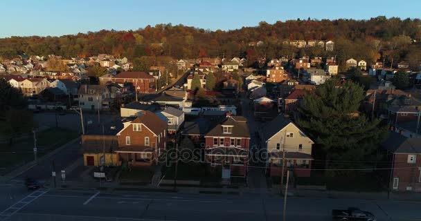 Bakåt stiger antenn att upprätta skott Pennsylvania Small Town vid solnedgången — Stockvideo