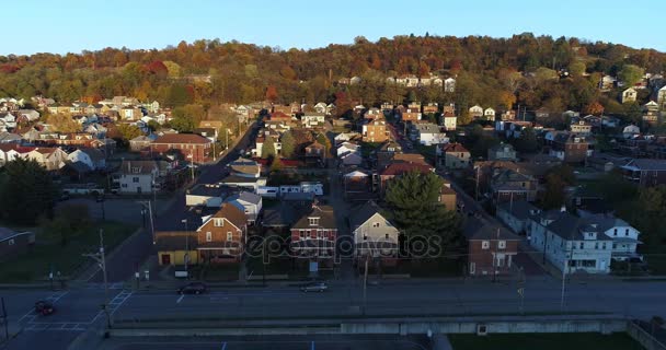 Vista del perfil de la típica ciudad pequeña de Pennsylvania al atardecer — Vídeos de Stock