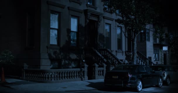 Night Establishing Shot of Typical Brooklyn Brownstone Appartamento al primo piano — Video Stock