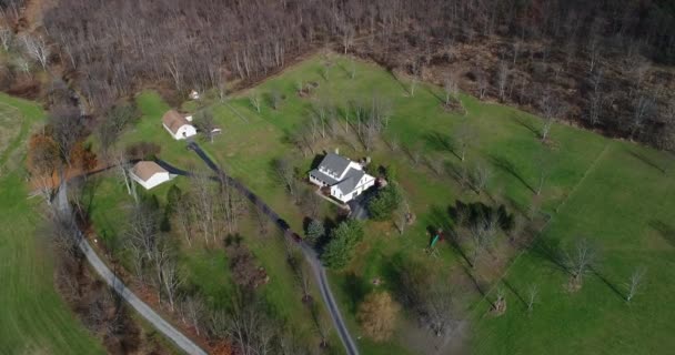 High Angle Flyover Pennsylvania Farmhouse — стоковое видео
