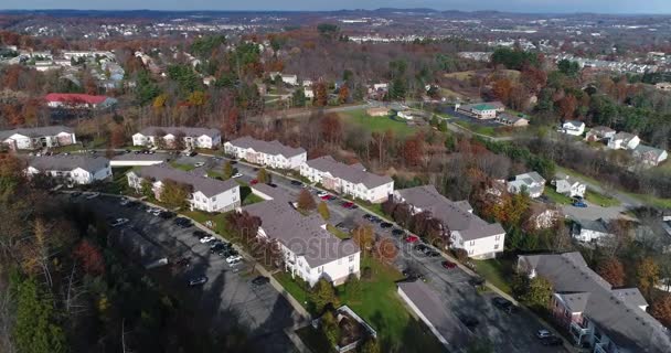 Dag framåt antenn att upprätta skott av Pennsylvania flerbostadshus — Stockvideo