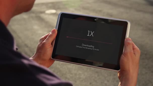 Homme téléchargeant le fichier lentement sur 1X sur une tablette PC — Video