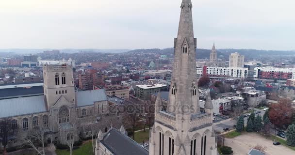 Gün hava atış Calvary Episcopal Kilisesi'nin kurulması yörüngede — Stok video