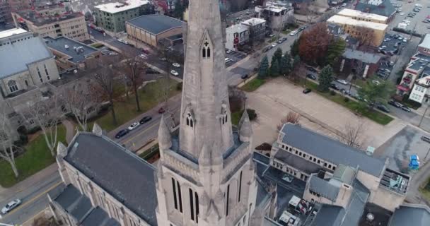 Δραματική κλίση μέχρι Αεροφωτογραφία της εκκλησίας καμπαναριό — Αρχείο Βίντεο